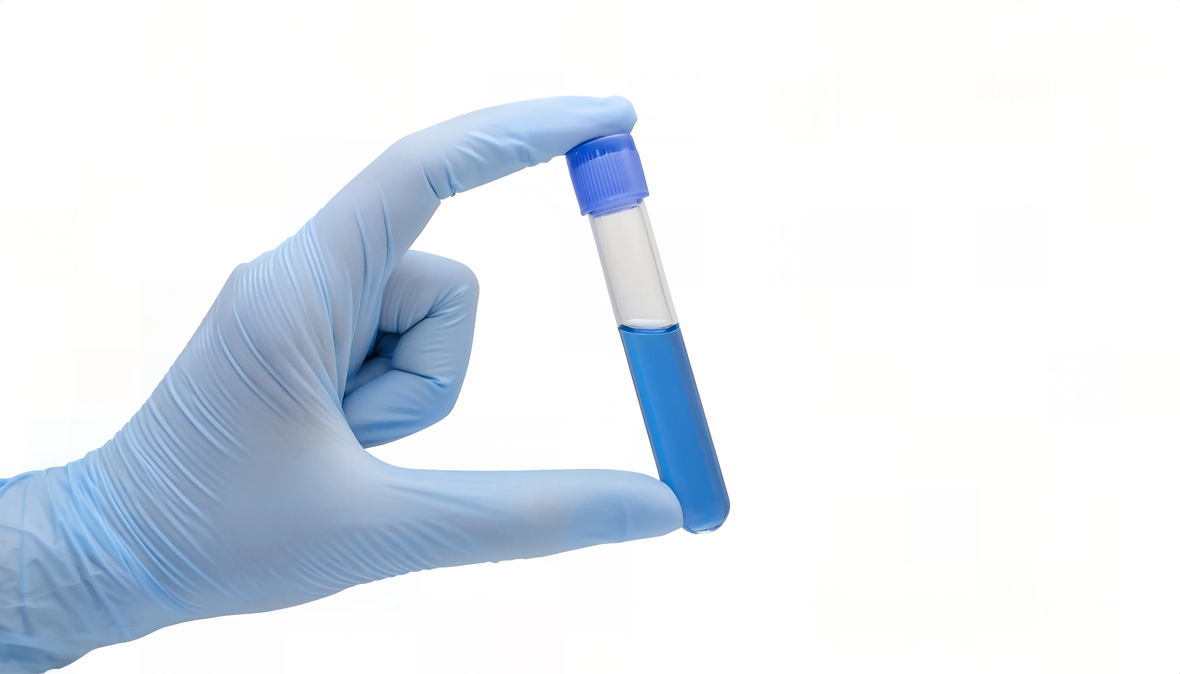 Mano con guante de laboratorio sosteniendo un tubo de ensayo