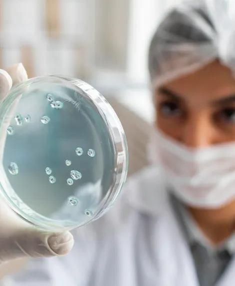 Bioanalista sosteniendo una placa de Petri